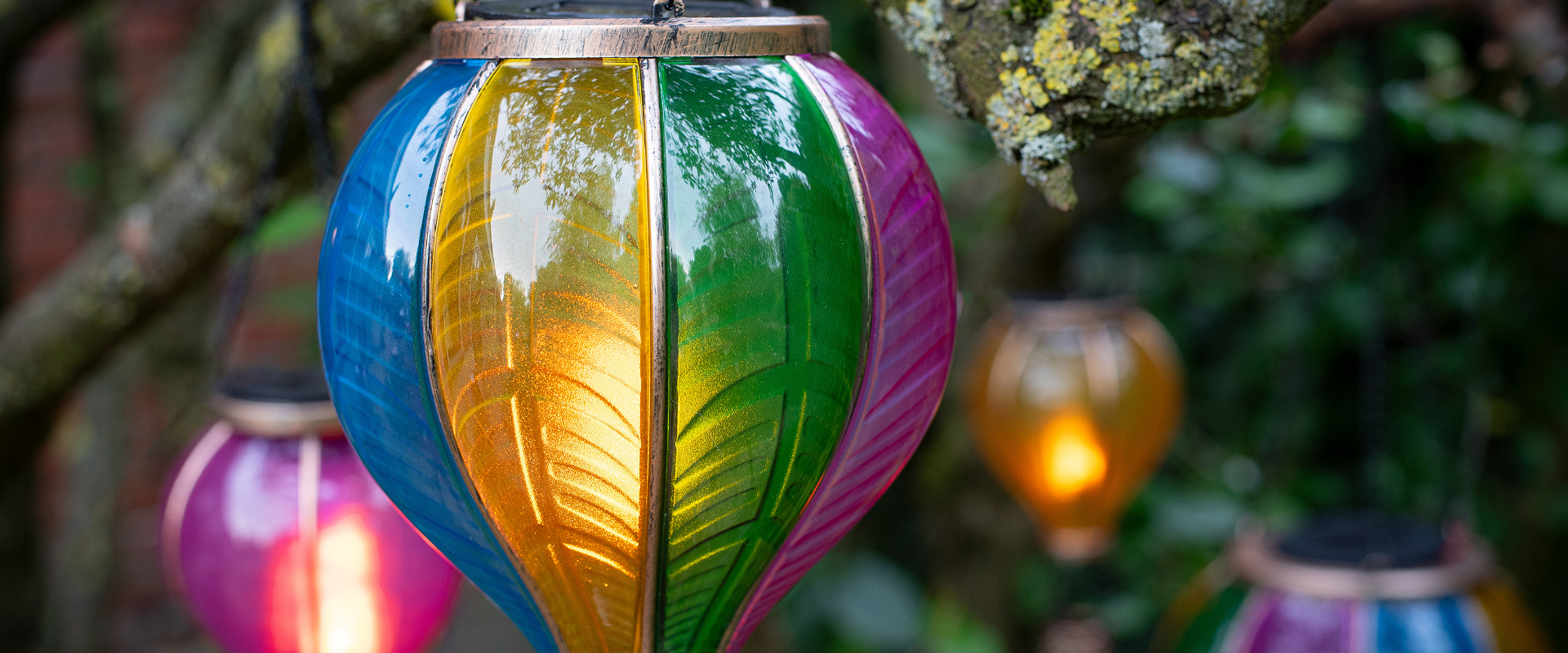 Kleurrijke solar luchtballonnen van Anna’s Collection, sfeervolle buitenverlichting op zonne-energie.
